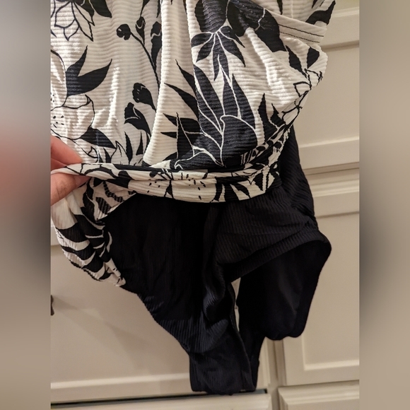 𝅺💰2/$20 VINTAGE One piece black and white ruched bathing suit - Picture 5 of 7